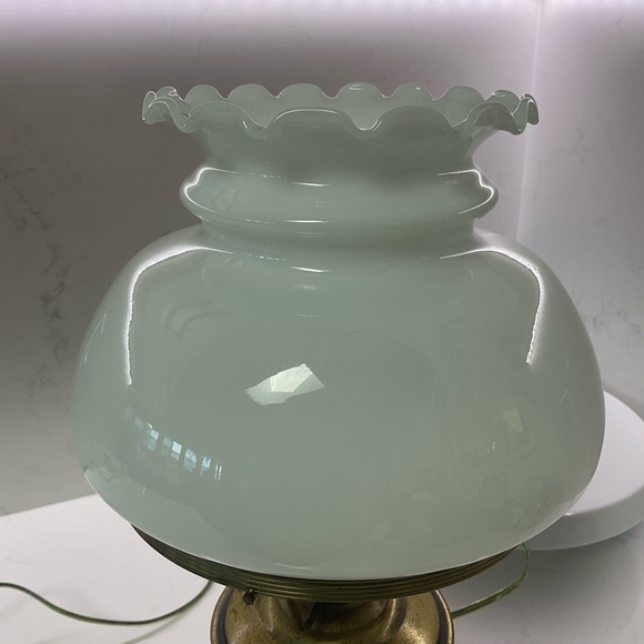 Vintage brass lamp with glass globe and turn key electric (test and works) 1L - Picture 2 of 6